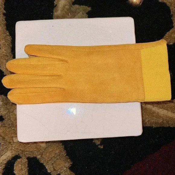 Women’s Gold Vegan Suede Gloves NWT Soft Velvet Inside One Size - Picture 4 of 7